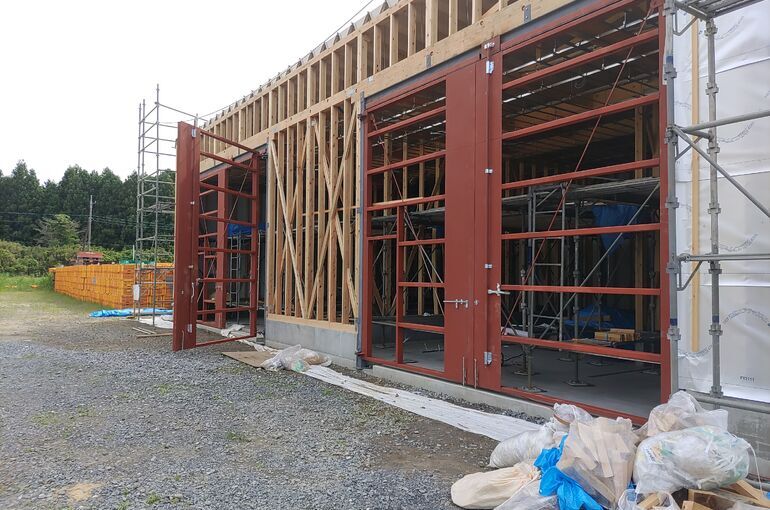 茨城県土浦市で保温庫新築工事。鉄骨大型扉取付。